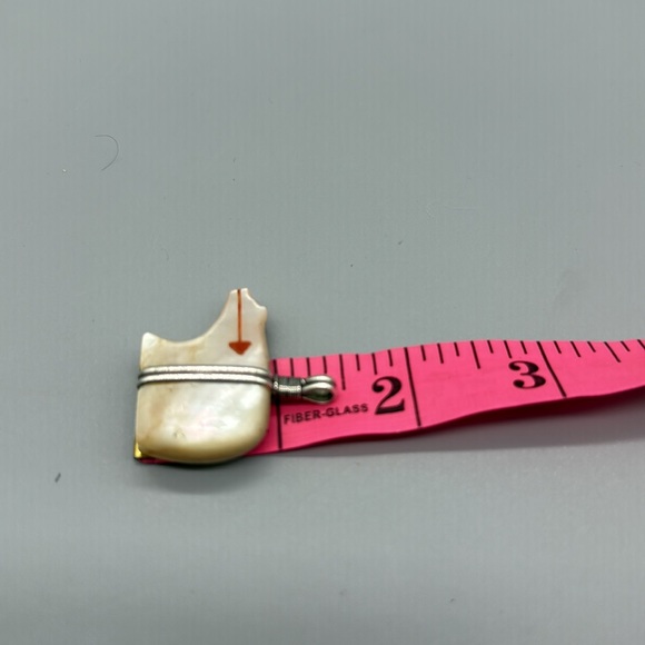 Zuni fetish carving of a bear made from mother-of-pearl shell. Charm - Picture 8 of 8